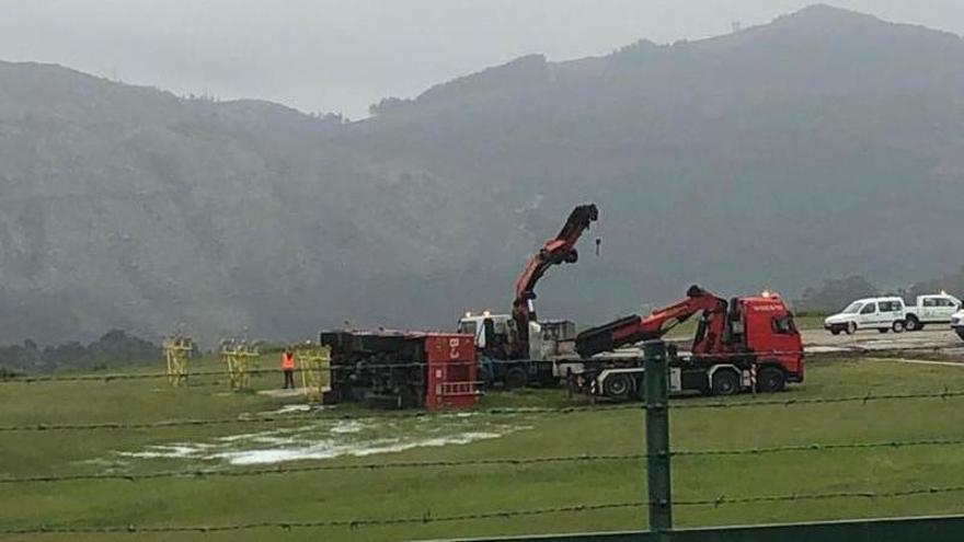 Peinador, operativo tras hora y media cerrado al volcar un camión de bomberos