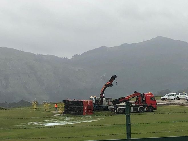 Accidente en Peinador | El vuelco de un camión cierra Peinador durante más de tres horas