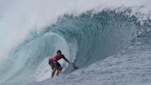 El brasiler Gabriel Medina s’acosta a la perfecció en surf