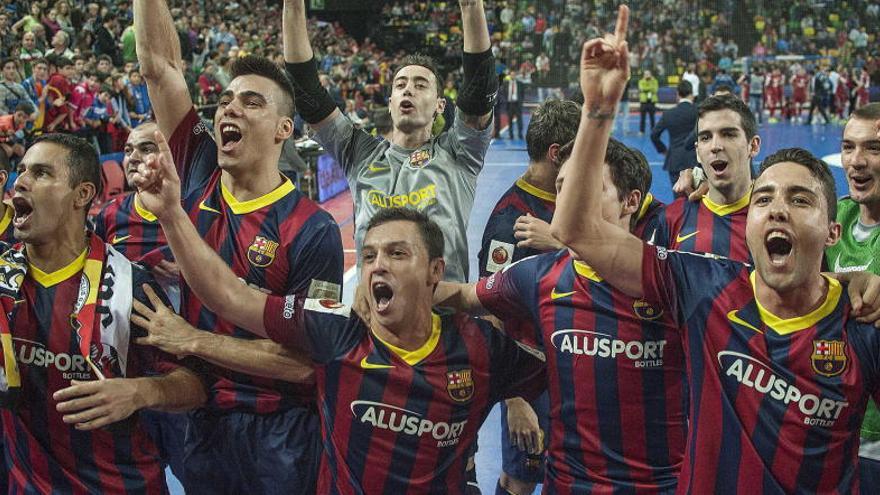 Los jugadores del Barcelona celebran su victoria.