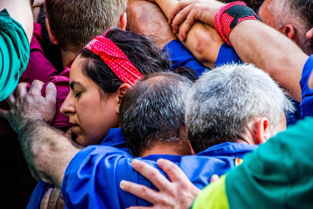 Els castellers de Berga descarreguen la primera construcció de vuit pisos