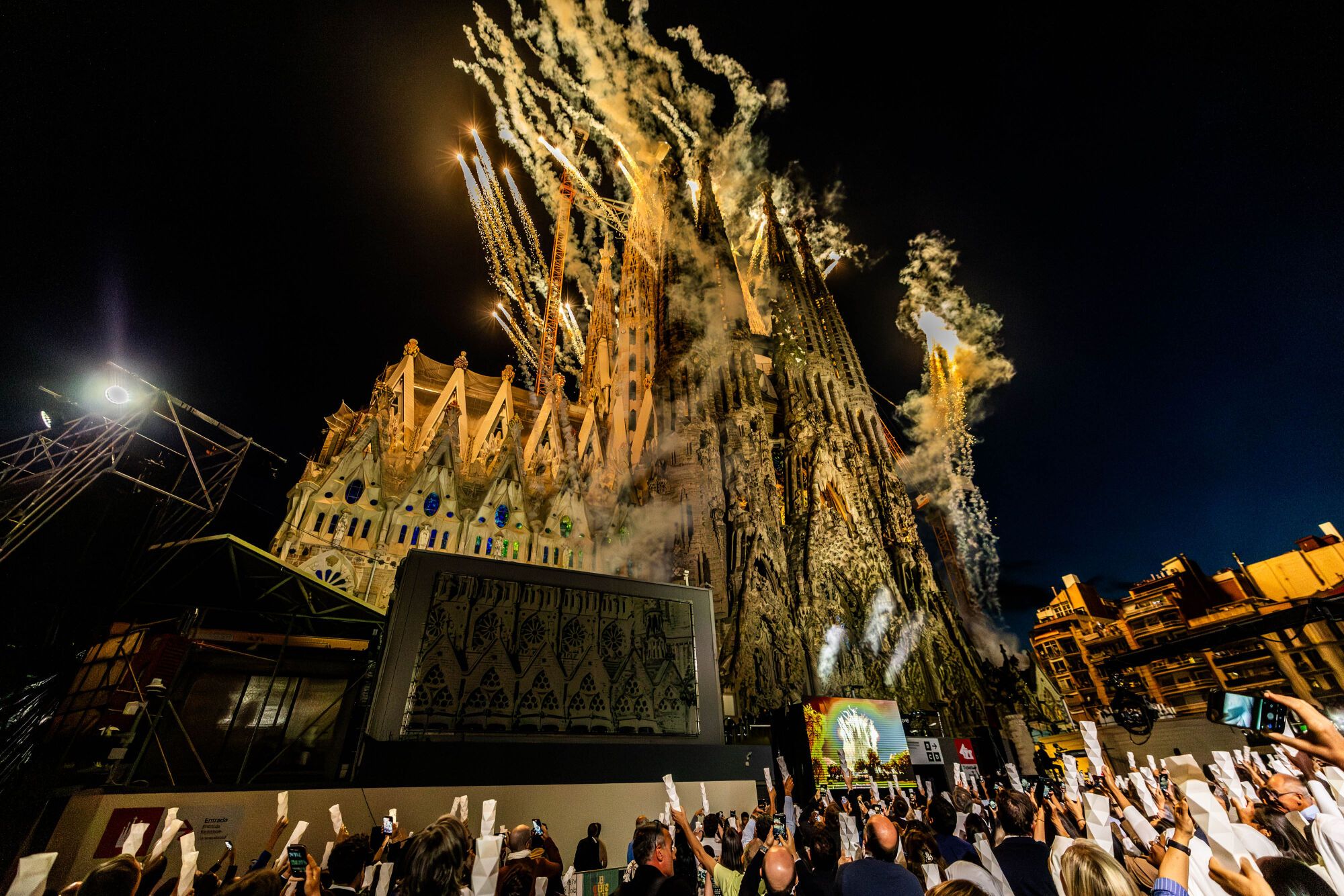 Fuegos y luces en Sagrada Familia. J. OTIX