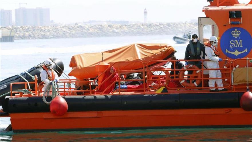 Rescatadas 33 personas de una patera a punto de hundirse junto a la Isla de Alborán