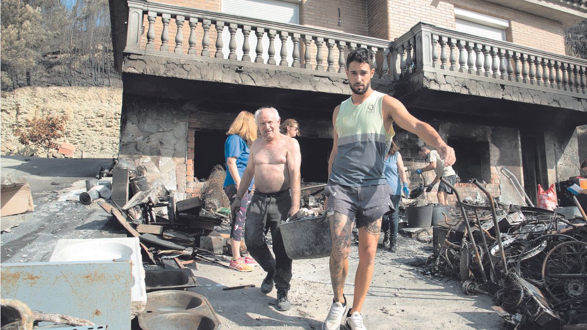 Voluntarios ayudan a los propietarios de las casas afectadas por el incendio forestal del Pont de Vilomara