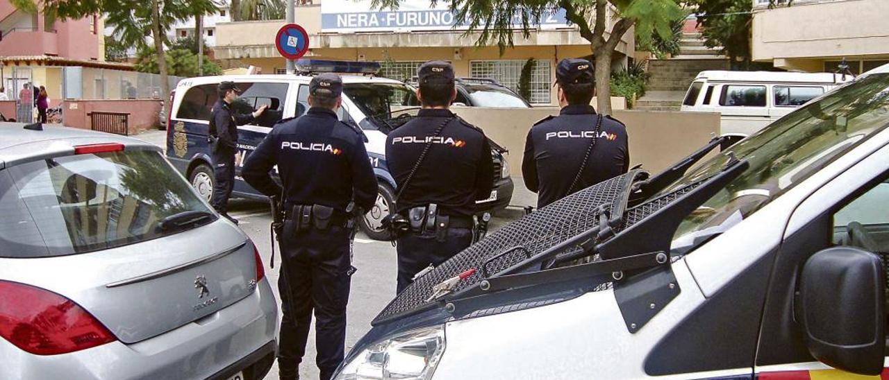 La Policía Nacional y la Policía Local de Palma están intentando localizar a la familia del bebé para que ingrese en el hospital Son Espases.