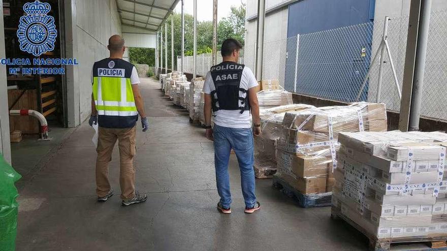 La policía interviene en O Porriño y Portugal 600.000 piezas de cubertería falsificadas