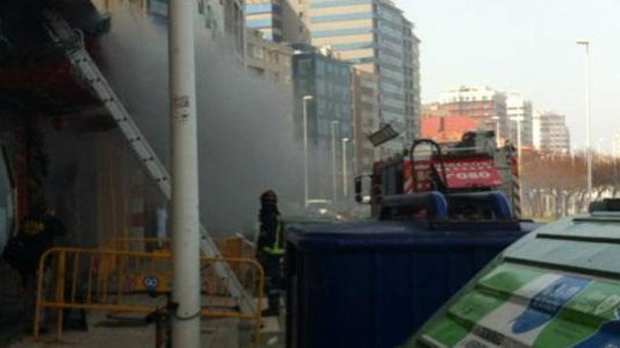 Un incendio calcina un restaurante chino en Gijón