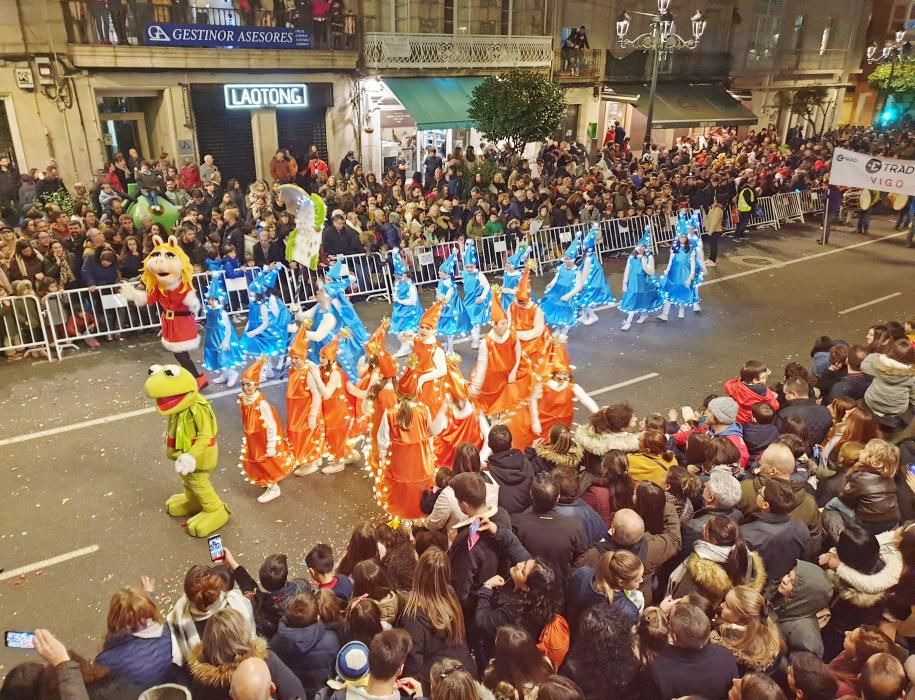 Miles de niños y niñas disfrutan junto a sus familias del desfile récord de la ciudad olívica. Melchor, Gaspar y Baltasar lanzaron caramelos desde sus carrozas.