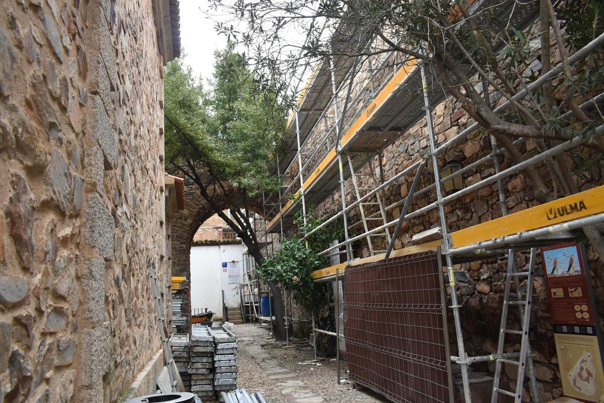Fotogalería | Los andamios de la reforma de la muralla, en la Torre de Bujaco