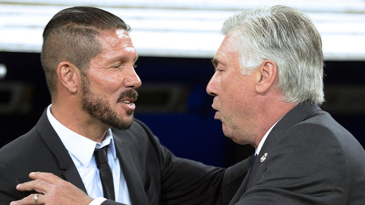 Diego Simeone y Carlo Ancelotti se saludan antes de que comience la ida de la Supercopa de España