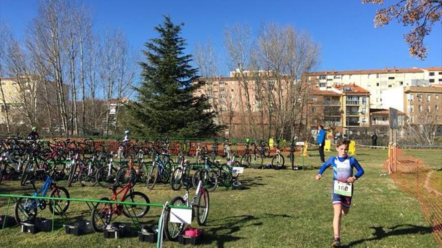 Plasencia disfruta con los progresos de los jóvenes del triatlón extremeño