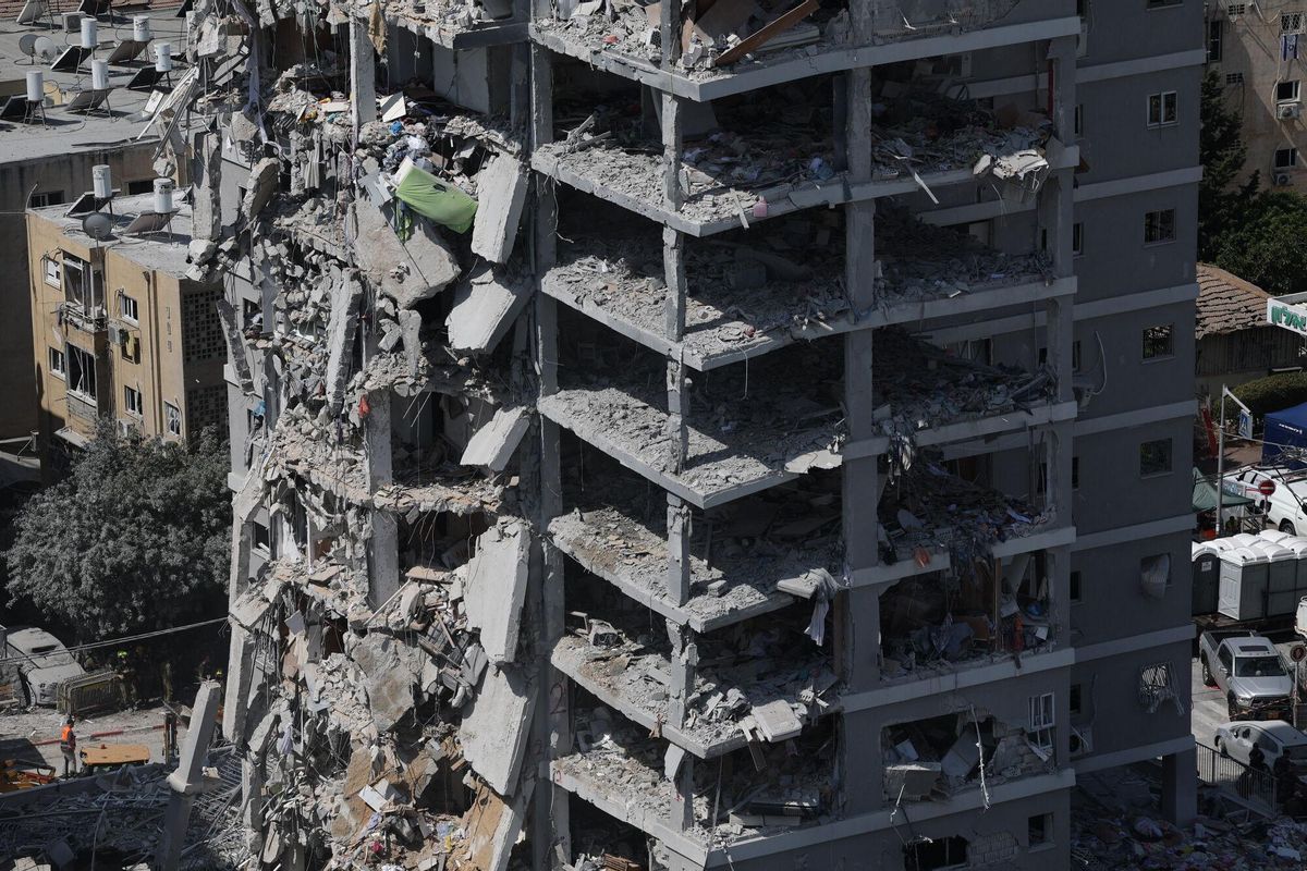 Irán ataca con misiles una zona residencial en Bat Yam, Israel.