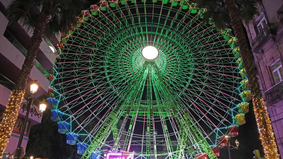 La noria gigante es la principal atracción de la Navidad de Vigo.