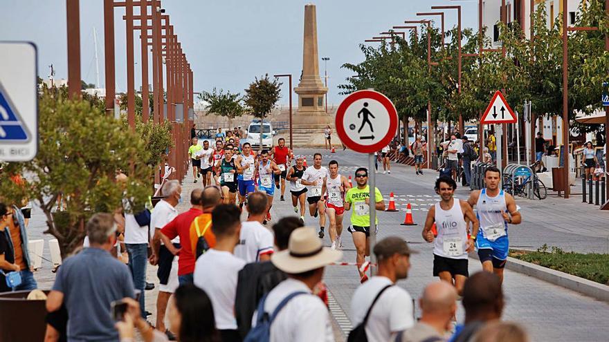 Una bonita imagen de la carrera Toni Costa Balanzat con el obelisco a los Corsarios de fondo.