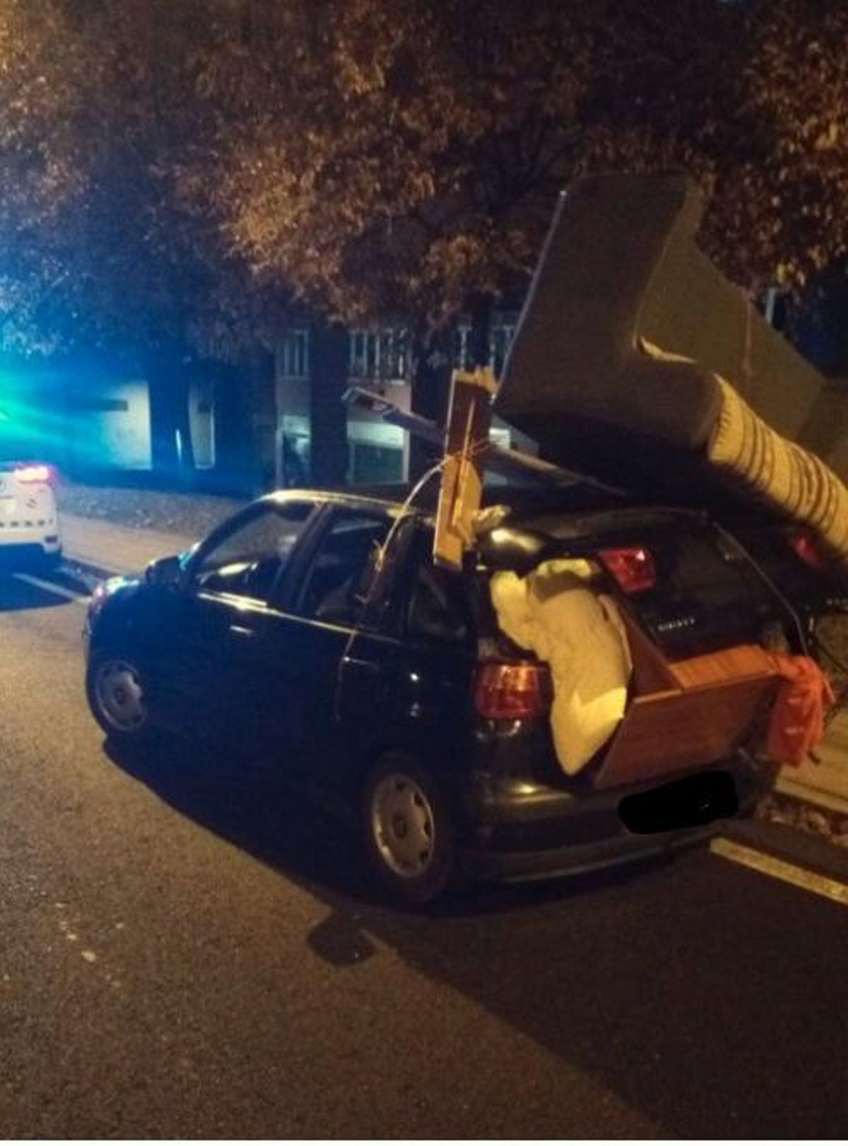 El vehículo iba lleno de enseres y con un sofá en el techo.