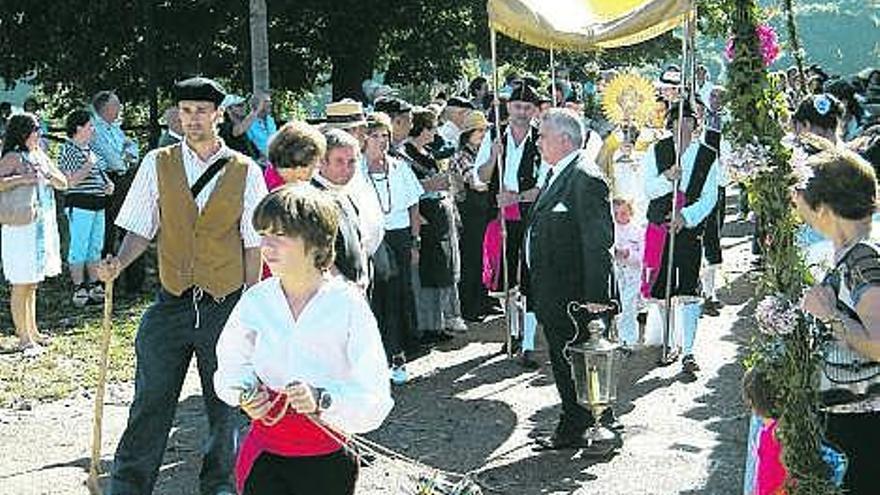 A la izquierda, un momento de la procesión recreada ayer en Santa Eulalia. A la derecha, el alcalde, Alejandro Vega, caracterizado como un antiguo regidor.