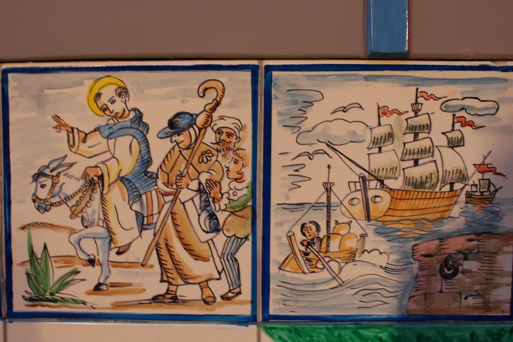 Los mosaicos que reproducen pasajes de la vida del santo, pintados uno a uno.