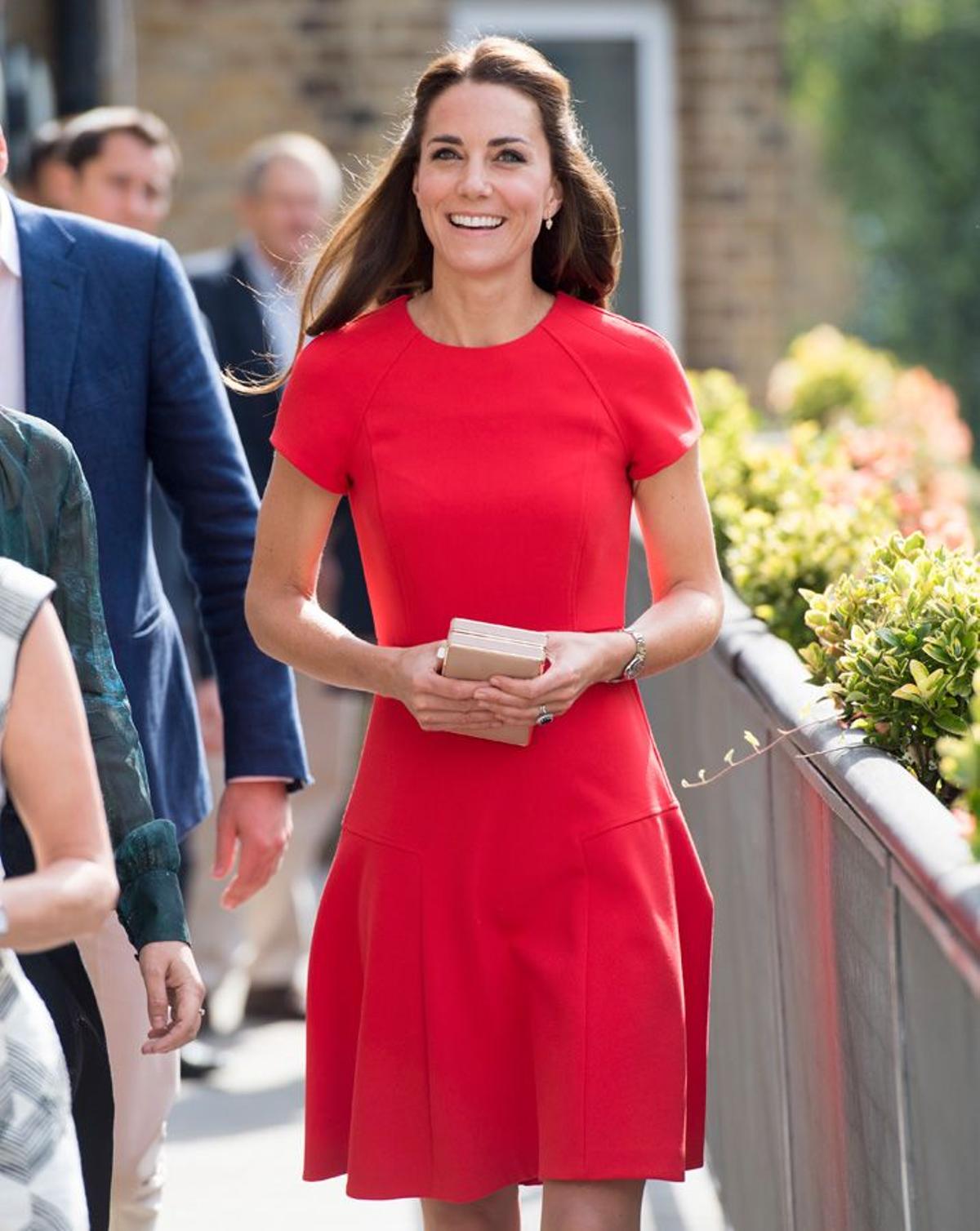 Kate Middleton combinó rojo y beige