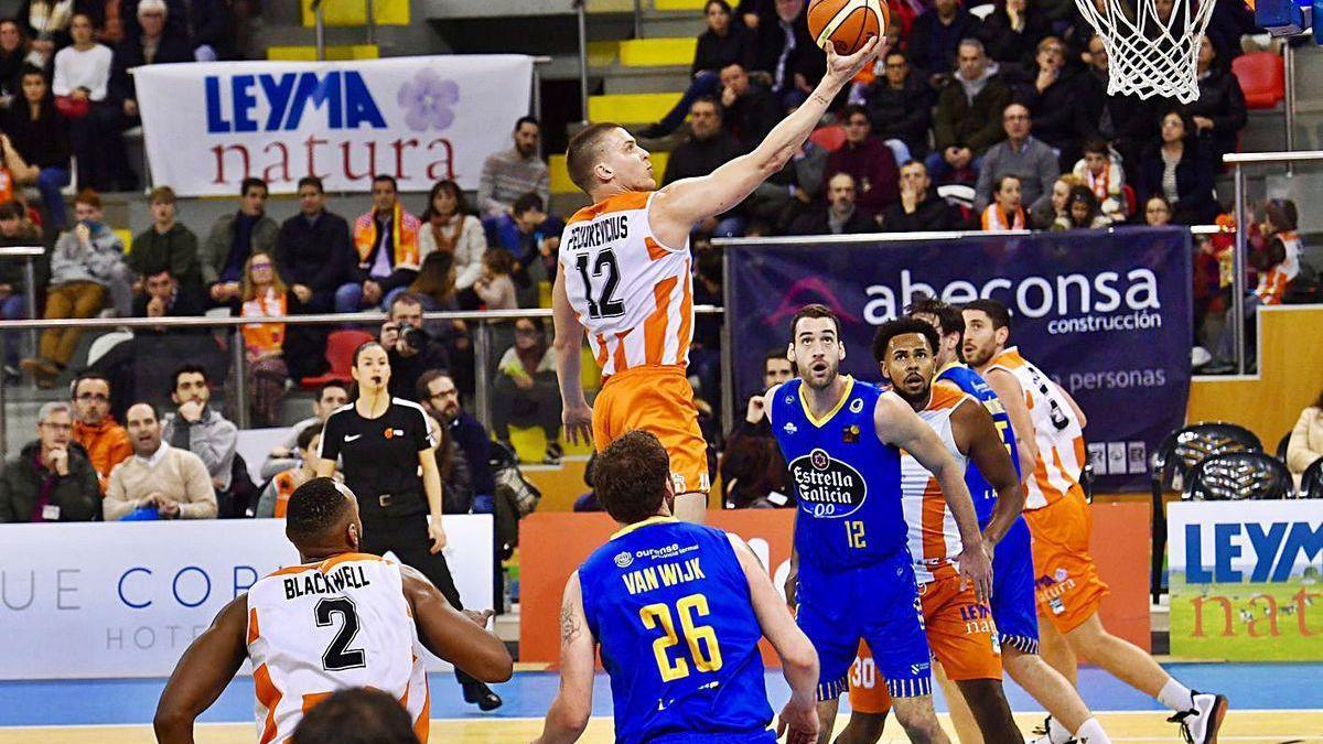 Peciukevicius entra a canasta ante el COB, la pasada campaña con público en Riazor.