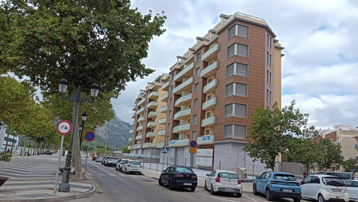 El edificio también ofrece locales comerciales.