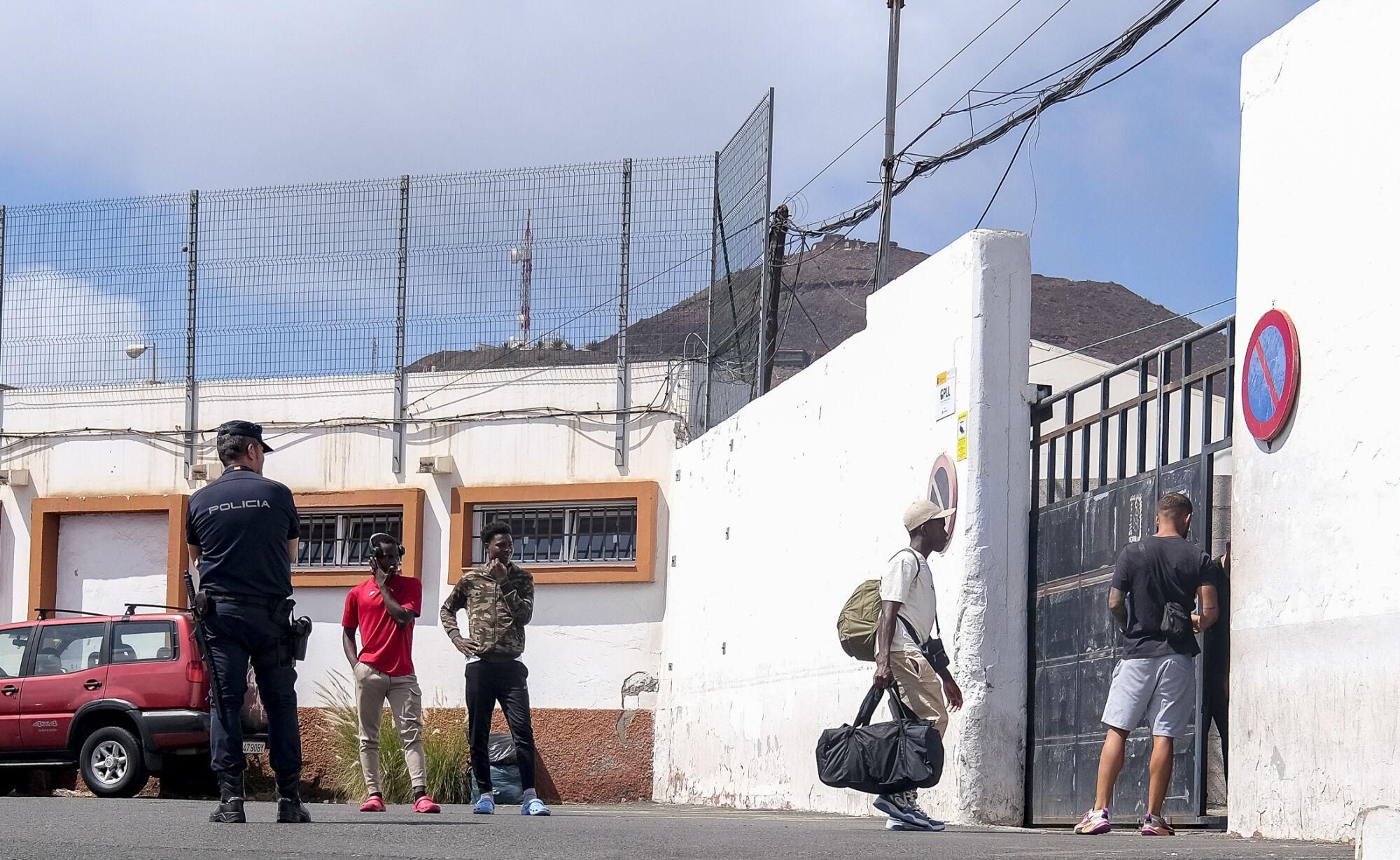 Traslado de menores migrantes asilados a las instalaciones del Canarias 50 en La Isleta