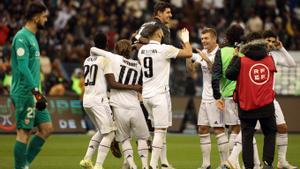 Los jugadores del Madrid se abrazan tras la tanda de penaltis ante el Valencia.