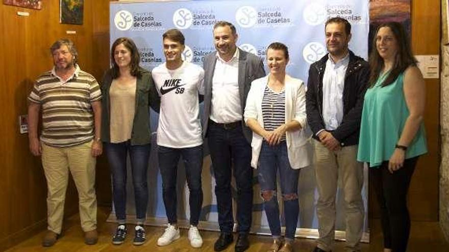 Denis Suárez, jugador del FC Barcelona, (tercero por la izda.) junto al equipo de gobierno local de Salceda. // D.B.M.