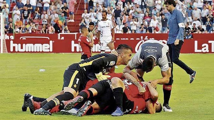 Reina celebra junto a sus compaÃ±eros su pase a la Ãºltima eliminatoria.