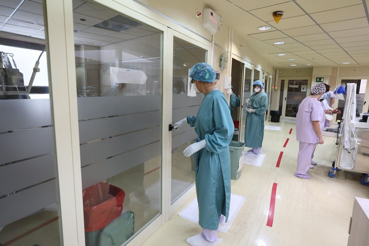 UCI Hospital General de Elche, donde hay ingresado un paciente con covid