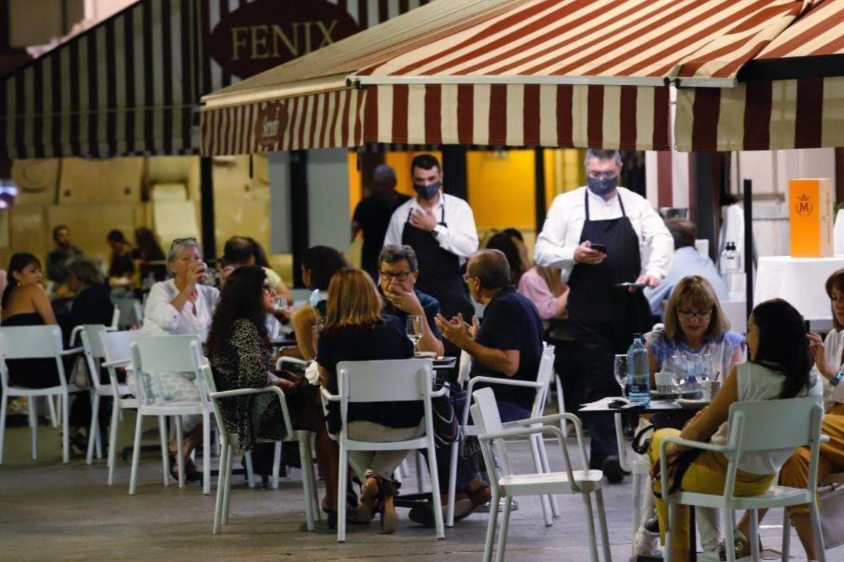 Un grupo de personas cena en un bar de Murcia