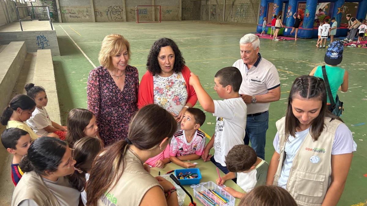 Fina Suárez y Belén do Campo, en la visita al campamento de verano de Trazo.