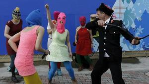 Els cosacs reprimeixen a fuetades les Pussy Riot a Sotxi..