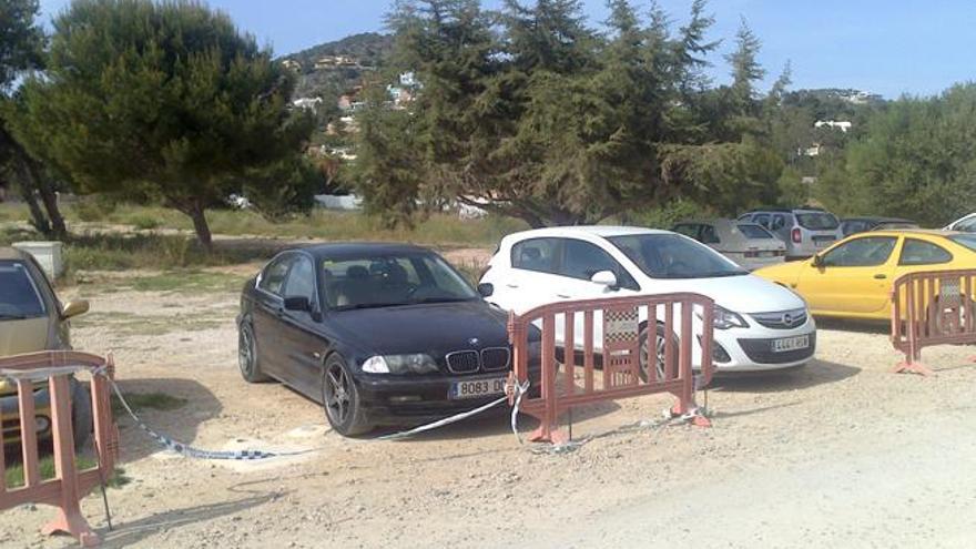 Algunos vehículos hace unos días aparcados en el terreno pese al precinto policial.