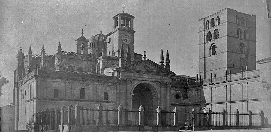 Catedral de Zamora. 4. Palacio de Momos, en la actual plaza de Zorrilla.