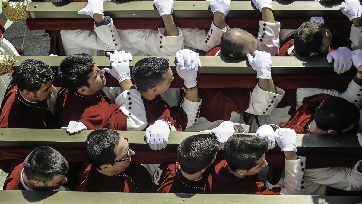 Hermanos de carga de la Sagrada Cena.