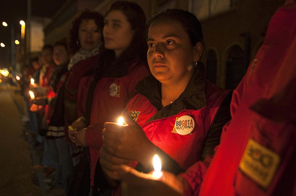 Un grup de ciutadans encenen espelmes durant una manifestació de rebuig a l’atemptat terrorista que va deixar almenys dos morts i 48 ferits, a Bogotà.