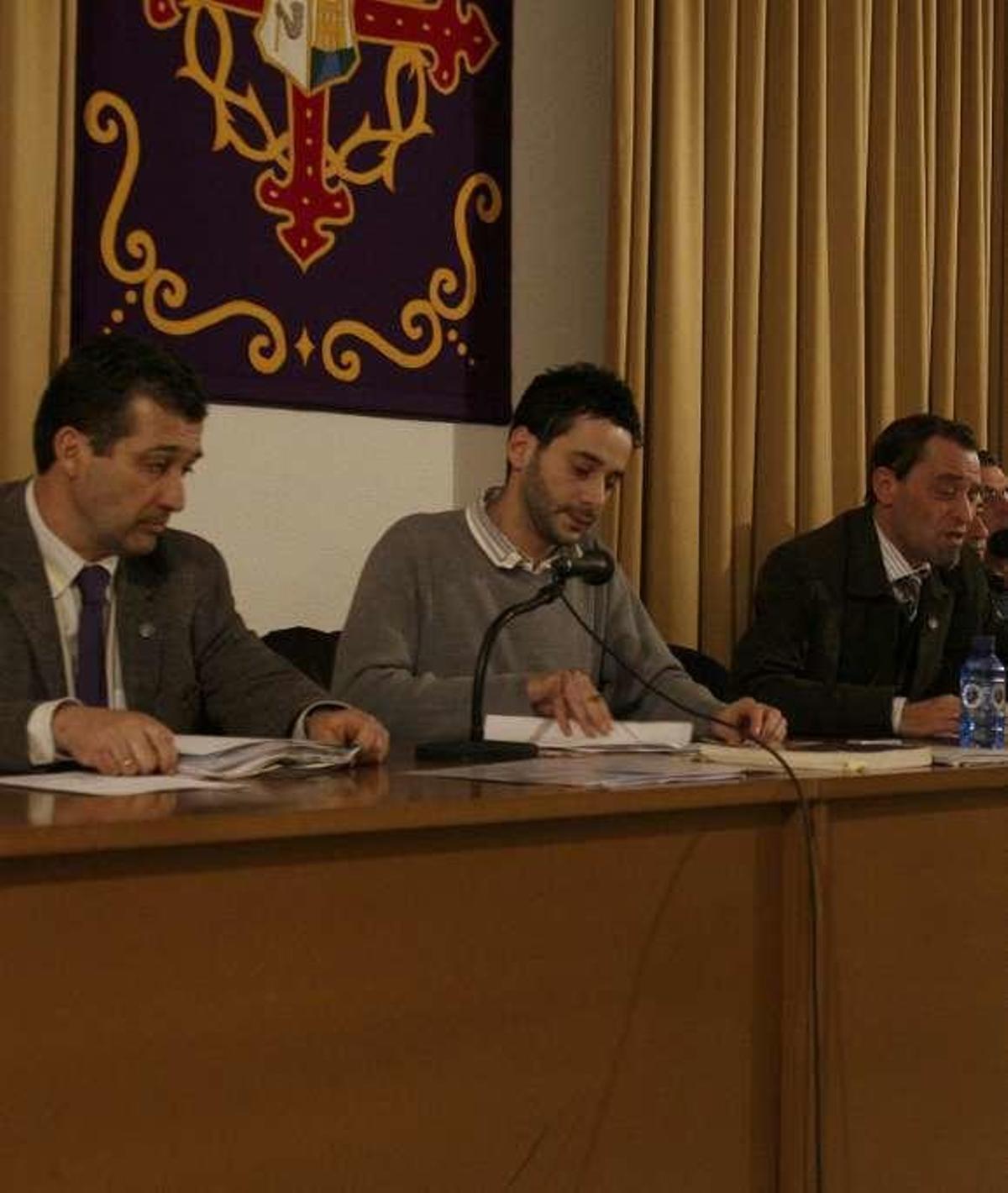 Desde la izquierda, Emilio Ferrero, Blas Leal y Pedro García en una asamblea cuando los tres eran directivos de Vía Crucis.