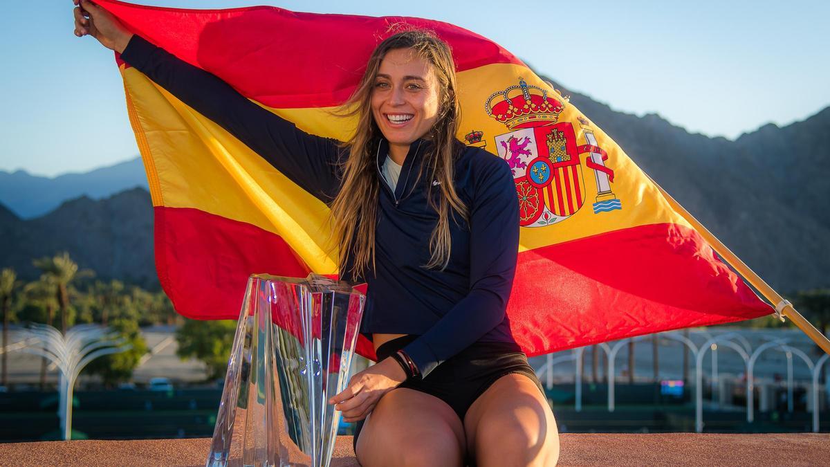 La tenista española Paula Badosa posa con el trofeo de ganadora de Indian Wells y la bandera de España.