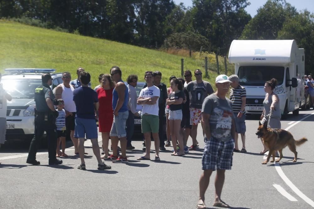 Concentración de los vecinos de Bayas, en Castrillón, contra la presencia de perros en la playa