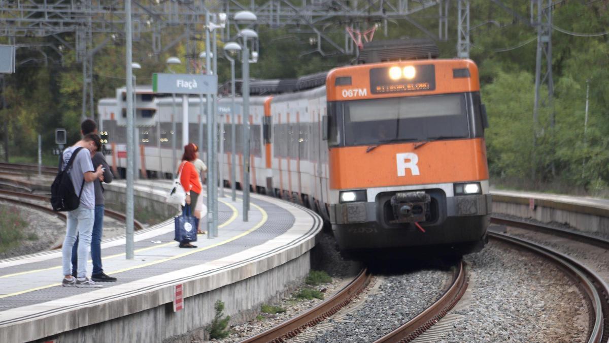 Un tren de rodalies arriba a l'estació de Flaçà.