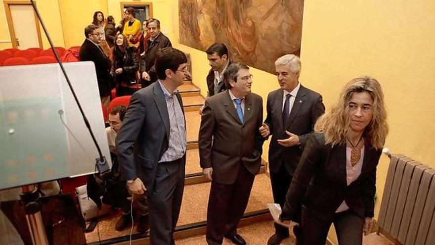 Por la izquierda, Celestino Álvarez, Hilario López, Víctor G. García y Alicia Veira, ayer, en el Aula Magna de la Politécnica.