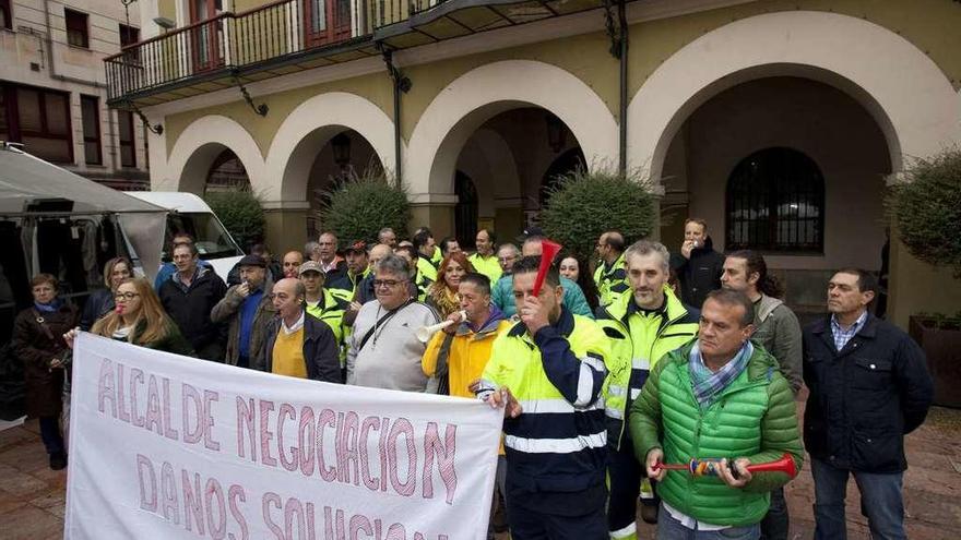 Protesta de los trabajadores municipales de Langreo