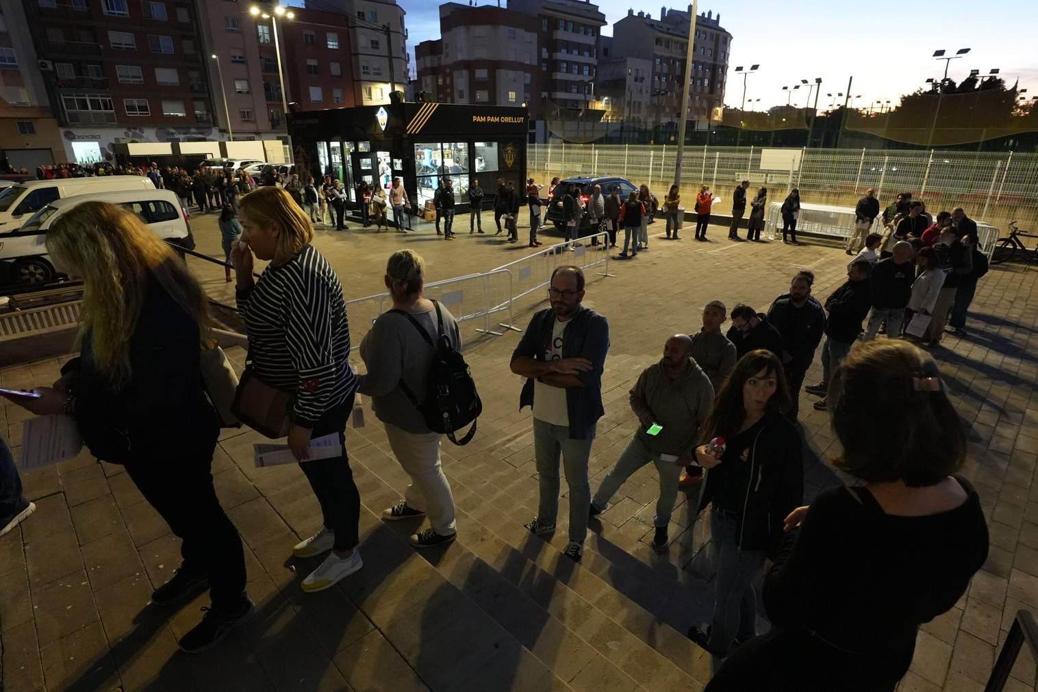 Galería | La afición del Castellón se vuelva en la donación de sangre en Skyfi Castalia