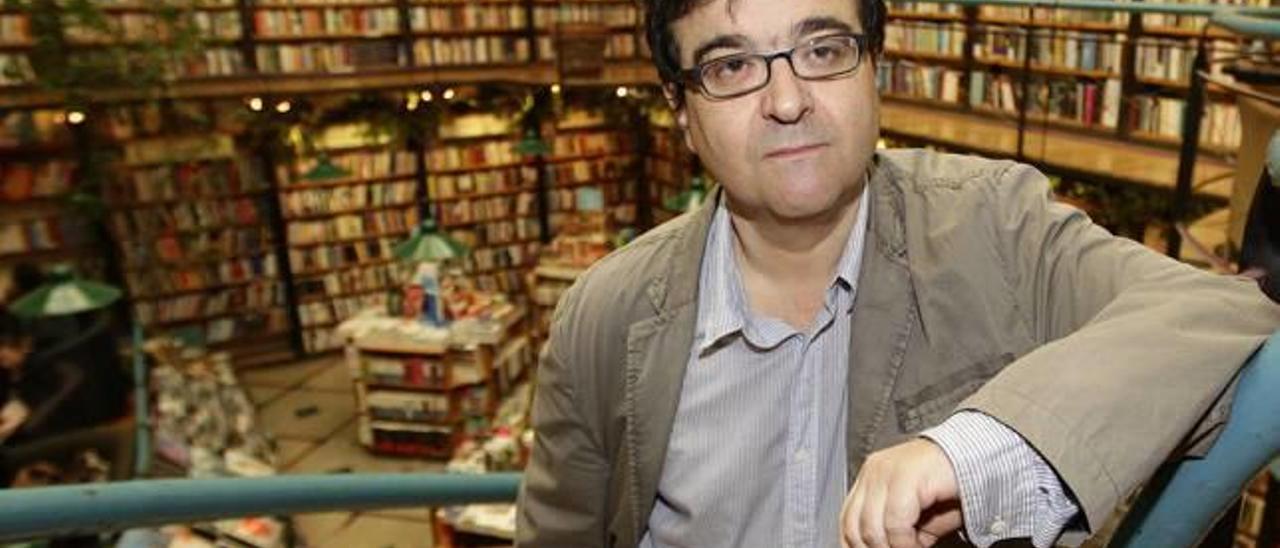 El escritor Javier Cercas firma sus obras mañana en la Feria del Libro de Alicante.