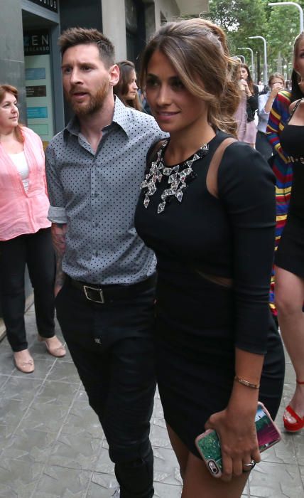 Leo Messi y Antonella Roccuzzo a su llegada a la tienda