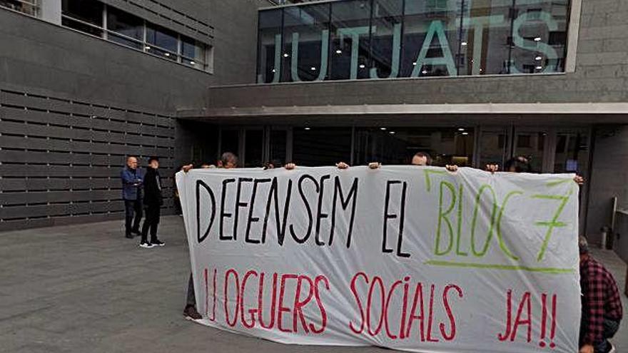 Activistes de la PAHC van protestar dijous passat davant dels jutjats