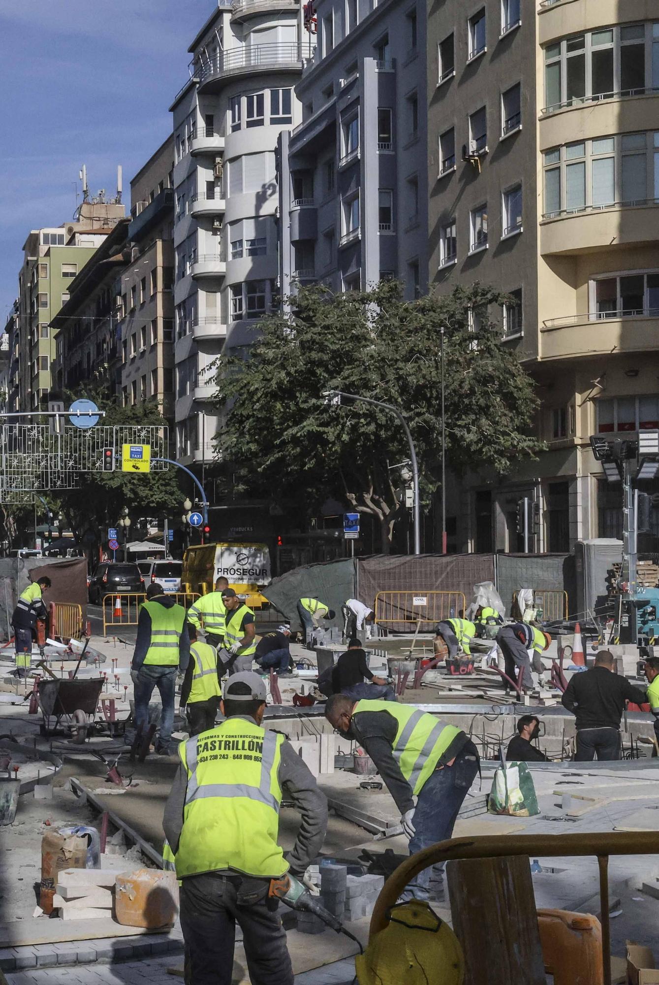 Operarios trabajando de día y de noche en el fondo de saco de la Explanada