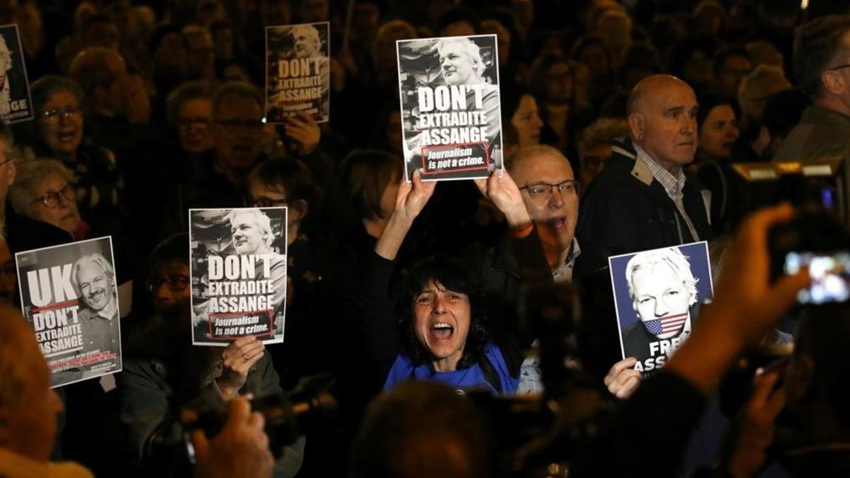 Manifestantes pidiendo la libertad de Julian Assange, este lunes en Barcelona.