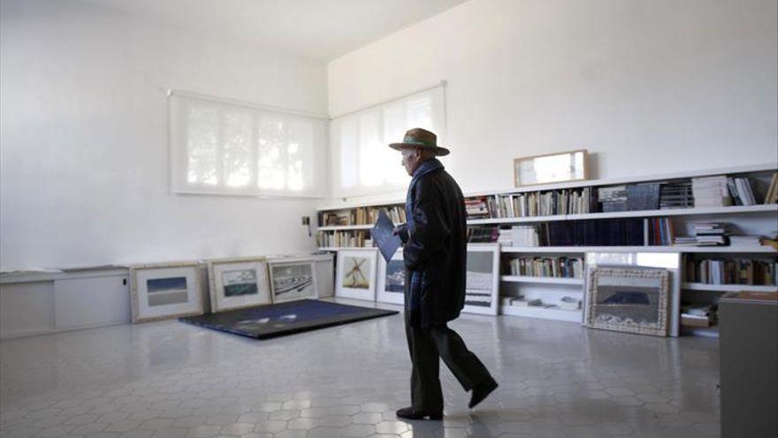 José Beulas, con parte de su colección, en su residencia de Huesca, hace unos años.