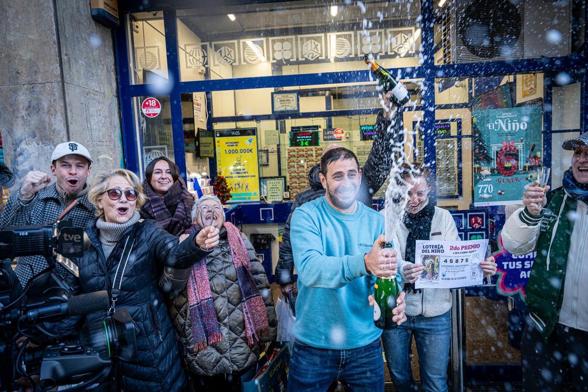 Uno de los ganadores del primer premio del Sorteo del Niño, en la administración de Sicilia 160, Barcelona.